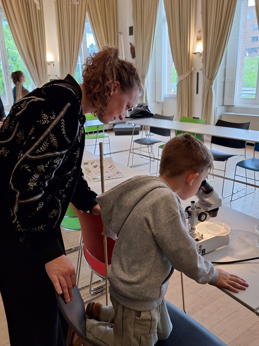 BLIOBLITZ010 | Er worden volop waterbeestjes bestudeerd hier in het museum tijdens de #bioblitz010 op naar de 1000 soorten!