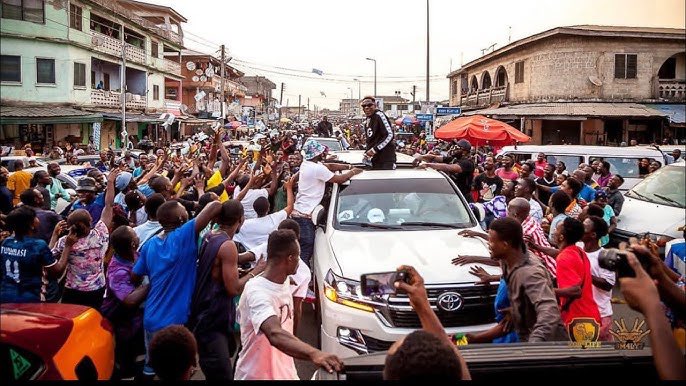 I’m having This Deep Feeling That If Shatta Wale Want To Shoot Music Video For “I Know” He Should Shoot it With The “Makola Market Women” 🎥 📸 Ebi Weird Right?? Buh This thing has been Drumming in my Head Since Yesterday….😌😌