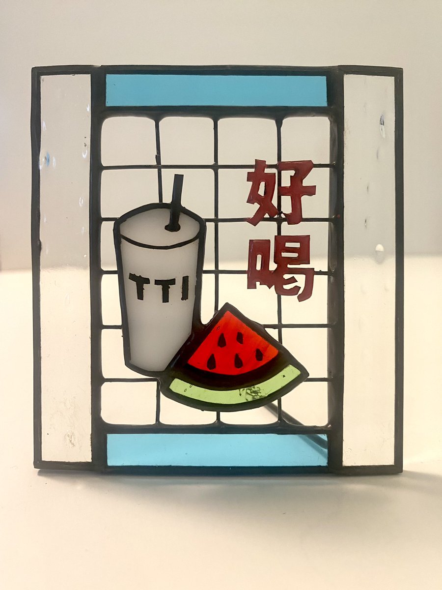 Jm7nC's tweet image. 台北のSoft Drink Bar TTIのスイカジュース🍉ファンはたーっくさんいますが、私もその1人です😊
このZINEの中でも「美味しい！」とアピールしてますが、それでも足りない気がして面格子を作りました！😆
台湾小箱の時、ZINEのそばに置くので見てやってください🙏
#TTI
#台北
#台湾小箱