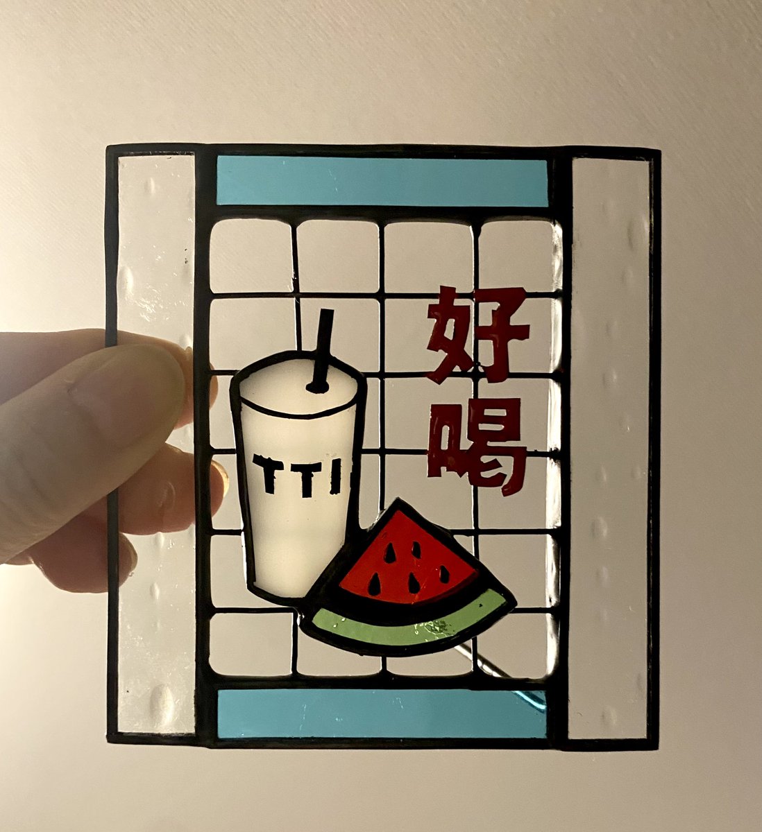 Jm7nC's tweet image. 台北のSoft Drink Bar TTIのスイカジュース🍉ファンはたーっくさんいますが、私もその1人です😊
このZINEの中でも「美味しい！」とアピールしてますが、それでも足りない気がして面格子を作りました！😆
台湾小箱の時、ZINEのそばに置くので見てやってください🙏
#TTI
#台北
#台湾小箱