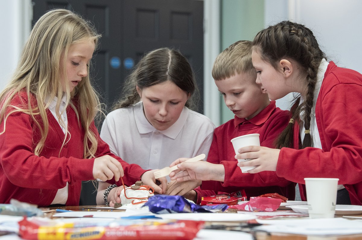 Prifysgol De Cymru (@de_cymru) on Twitter photo Mae disgyblion o <a href="/Hirwaunprimary/">HirwaunPrimarySchool</a> wedi ymuno â myfyrwyr y Gyfraith o’n <a href="/USW_LegalClinic/">USW Legal Clinic</a> i gymryd rhan yn @SchoolTasking – menter gyffrous sy’n addysgu pobl ifanc am y gyfraith drwy dasgau rhyngweithiol. Mae disgyblion o <a href="/Hirwaunprimary/">HirwaunPrimarySchool</a> wedi ymuno â myfyrwyr y Gyfraith o’n <a href="/USW_LegalClinic/">USW Legal Clinic</a> i gymryd rhan yn @SchoolTasking – menter gyffrous sy’n addysgu pobl ifanc am y gyfraith drwy dasgau rhyngweithiol.