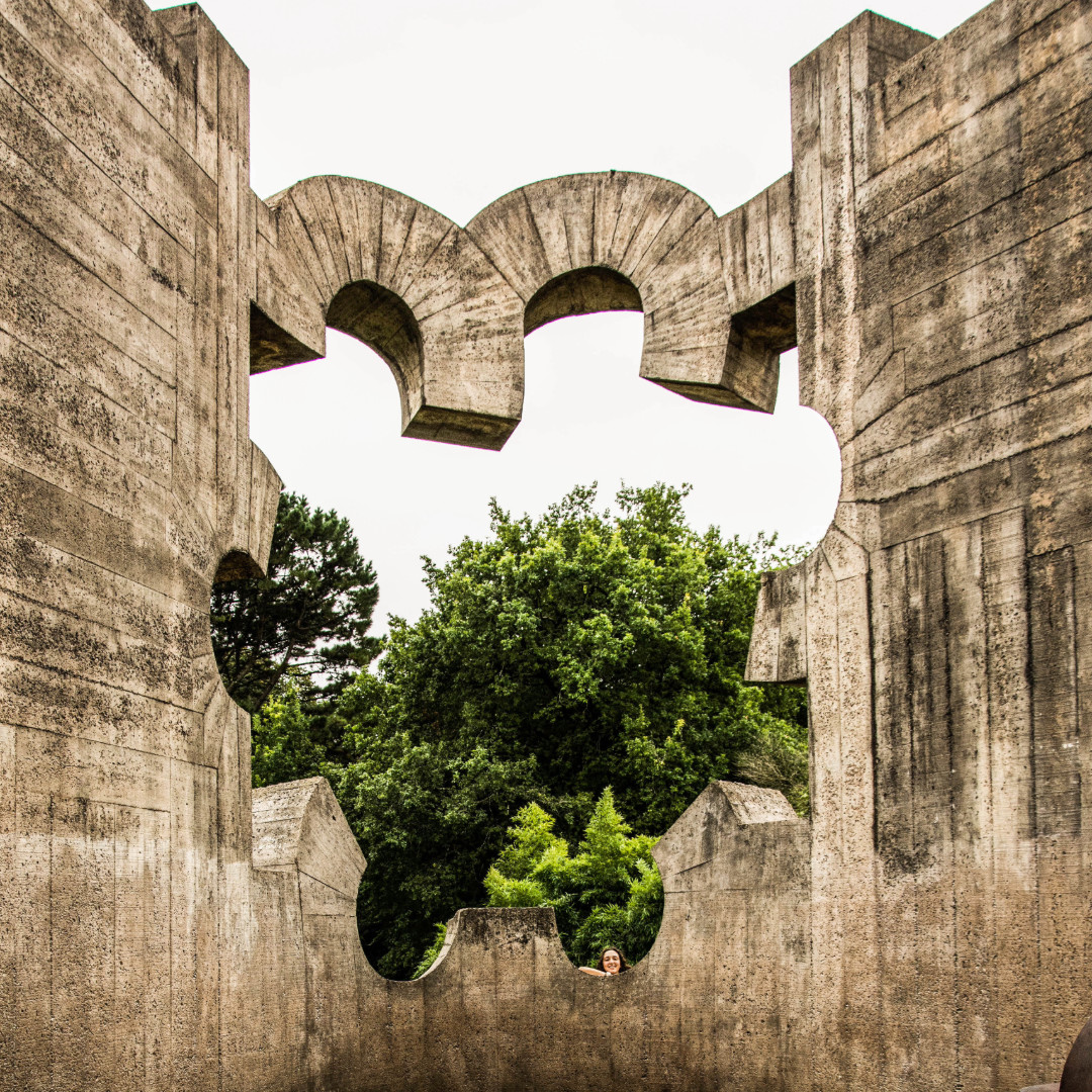 Die Skulptur #GureAitarenEtxea von #EduardoChillida ist eine Kombination aus abstrakten architektonischen Elementen, die die Idee eines Hauses hervorrufen. 🏡 Mit ihren fast 8 Metern Höhe wird sie dich beeindrucken! 😲 tinyurl.com/bp5nc5k6 👈 #Chillida100 @VisitBasqueCtry