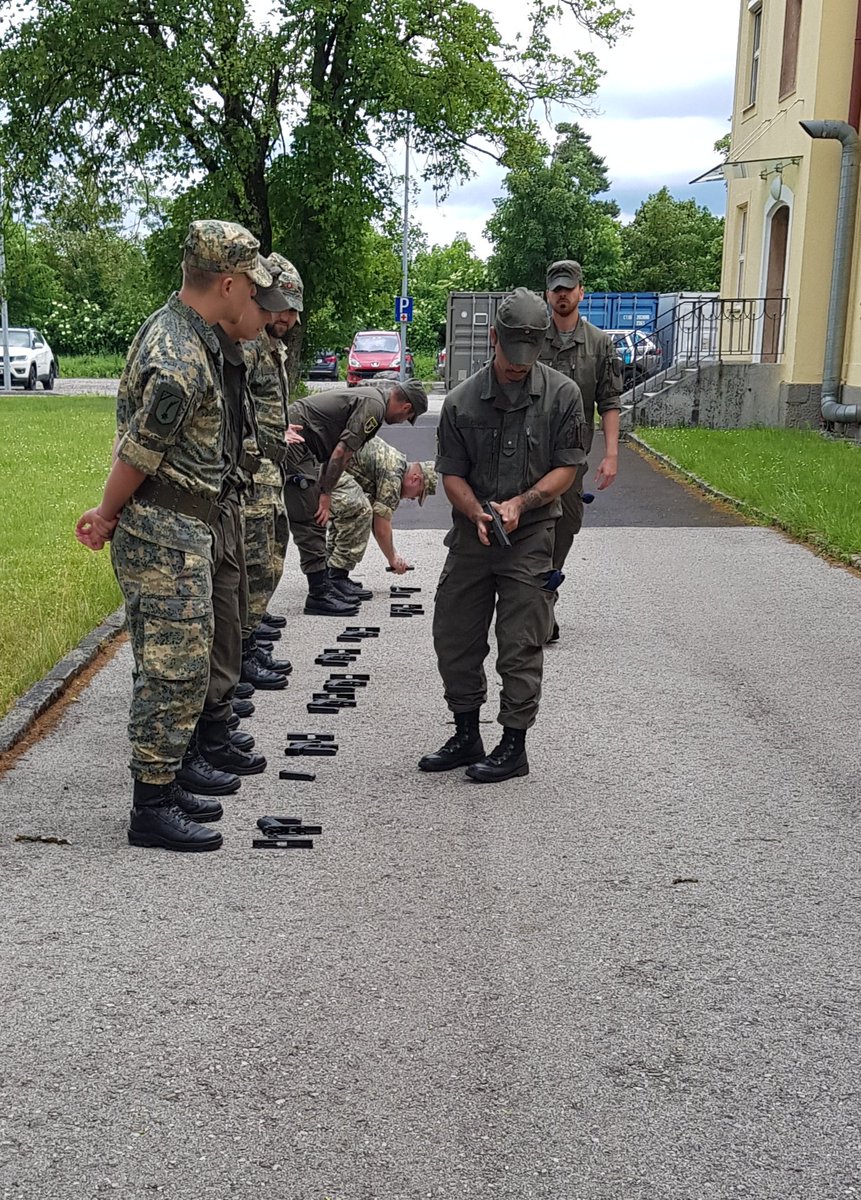 milkdo_ooe's tweet photo. Trockentraining bevor es auf den Schießplatz geht. Wiederholung der Waffenausbildung beim #Bundesheer https://t.co/6mtgA9wnMb