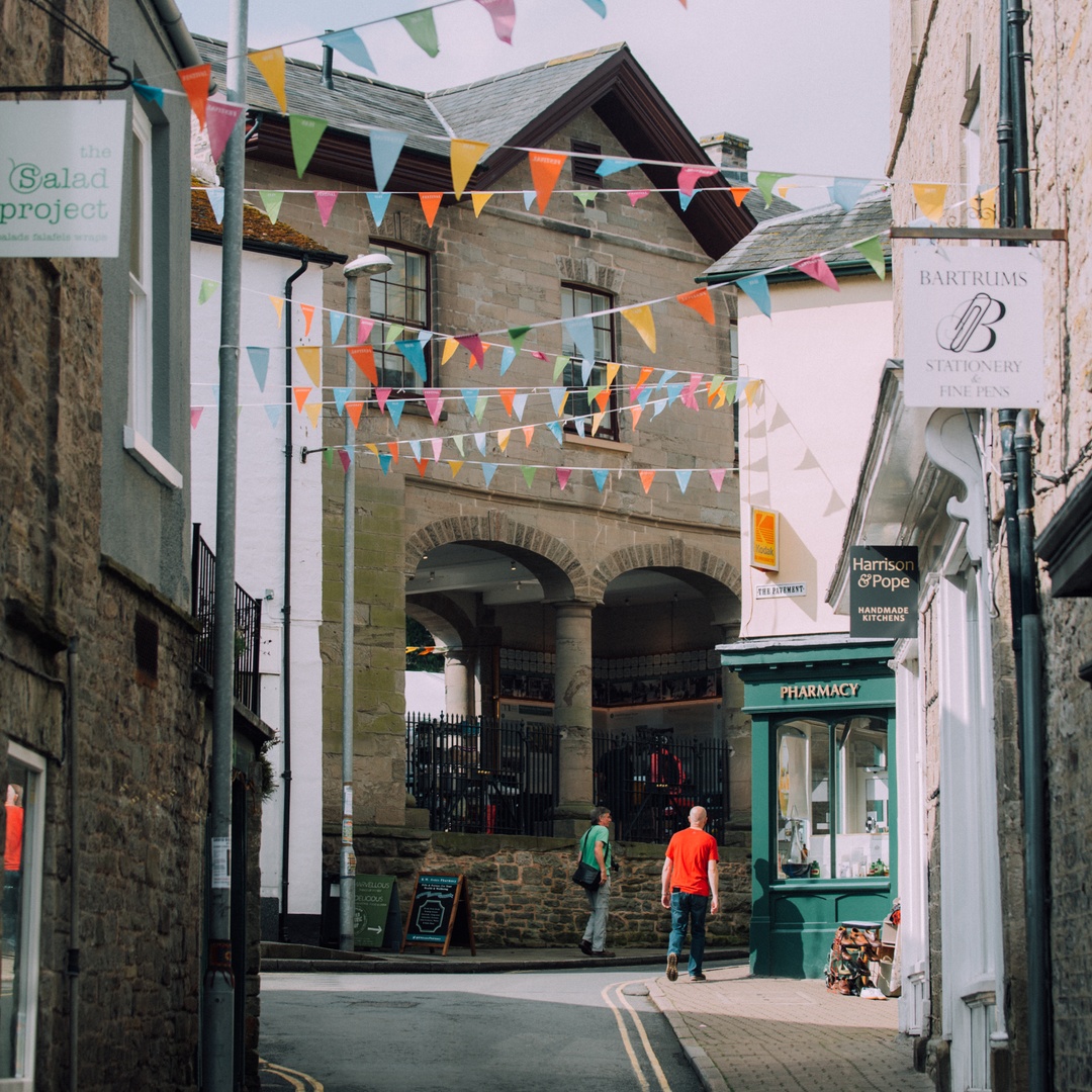 This gem of a town will be welcoming around 250,000 visitors this week to its world-famous literary festival. With over 20 independent bookshops, it's known as the 'Town of Books' 🫶📚 Who knows #WhereInWales we are this week? 👀