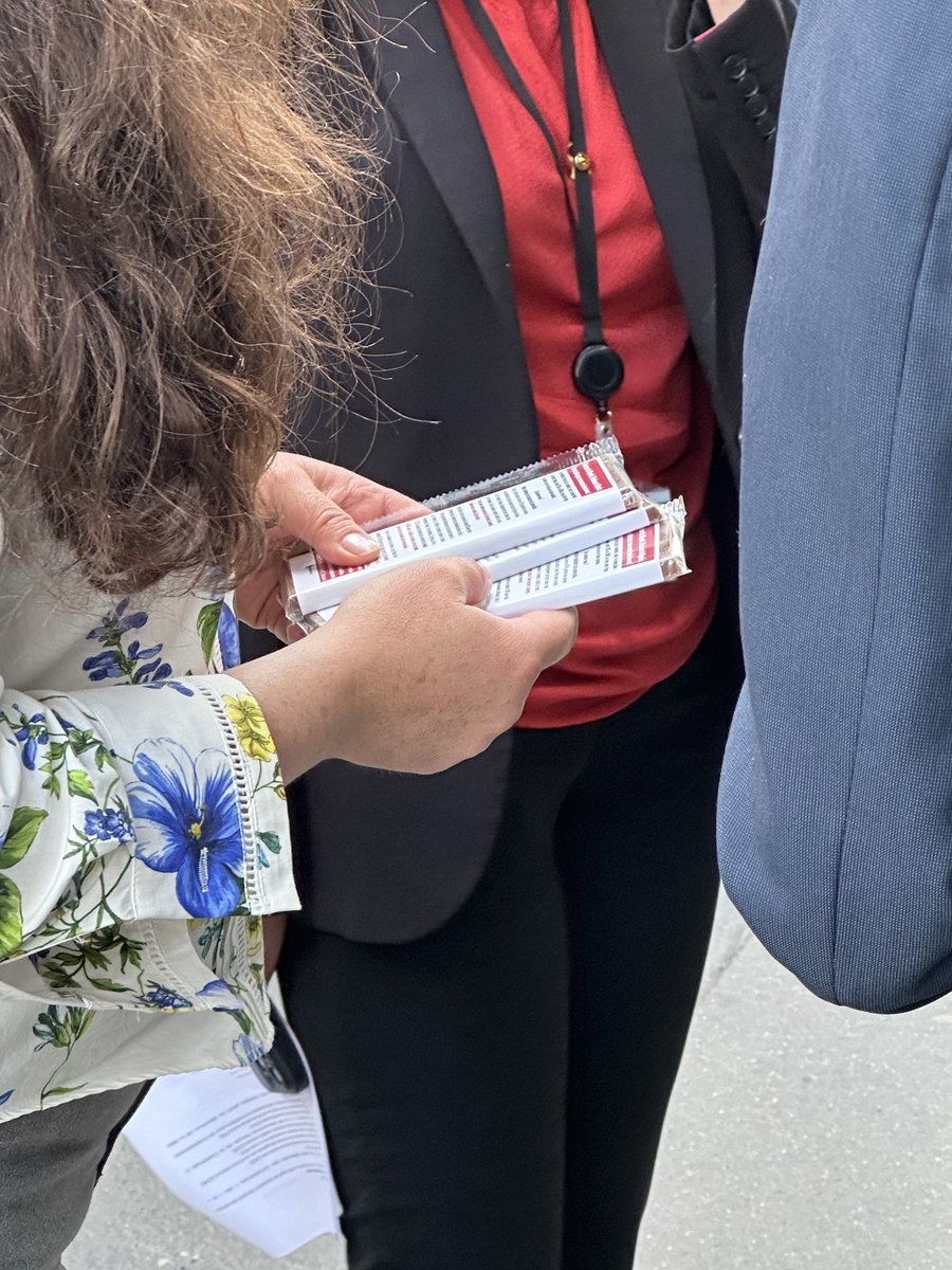 vacataires_org's tweet image. Un flyer, c’est souvent jeté tout de suite. Nous méritons mieux.

Alors hier, nous avons préparé et distribué 800 tablettes de chocolat aux députés, députées et à leurs collabs pour qu’ils et elles connaissent notre situation et rejoignent notre cause. On vous racontera😉 la...