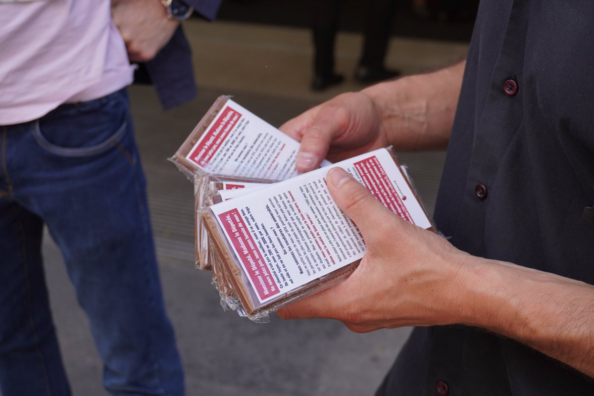 vacataires_org's tweet image. Un flyer, c’est souvent jeté tout de suite. Nous méritons mieux.

Alors hier, nous avons préparé et distribué 800 tablettes de chocolat aux députés, députées et à leurs collabs pour qu’ils et elles connaissent notre situation et rejoignent notre cause. On vous racontera😉 la...