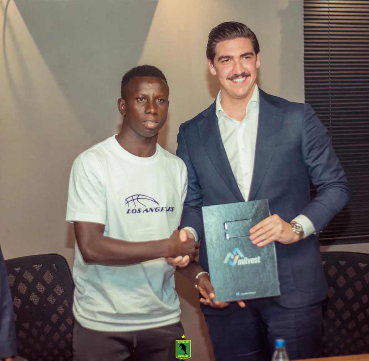 AiglesDuMali_'s tweet photo. 🚨 OFFICIEL ! Aboubacar Diarra « Sénior » s’est engagé avec l’AS Vita Club 🇨🇩

Le joueur nommé au Mali Football Awards pour le titre de joueur de Ligue 1 de la saison arrive en provenance du Djoliba AC ✍🏾 https://t.co/7pdMtfc6lR