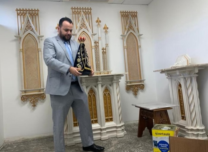 Metropoles's tweet photo. ➡  Vídeo: deputado reage a proibição e ergue capela dentro de gabinete

Após Tribunal de Justiça de São Paulo proibir menção a Deus no início de sessões em câmaras municipais, deputado constrói capela na Alesp

Leia na coluna de @PauloCappelli_: https://t.co/0qqwgeNM8Q https://t.co/ZcH11OCWy8