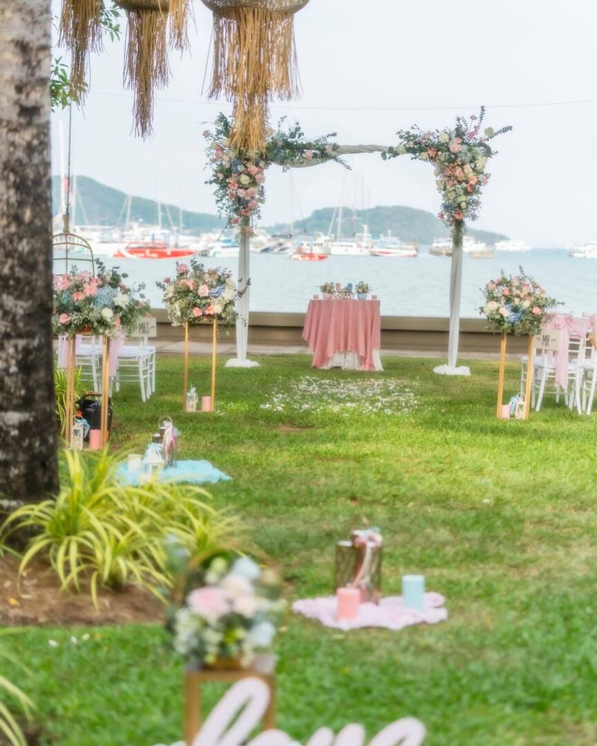 Beach Front Wedding Set Up with Pastel Color Theme … #destinationwedding #lawnwedding #beachfrontweddingvenue #weddinginphuketthailand #phuketwedding #weddingflowerinspiration #weddingflowers @weddingflowersphuket #weddingplanner @uniquephuket #weddingphotography @daenganukarn…