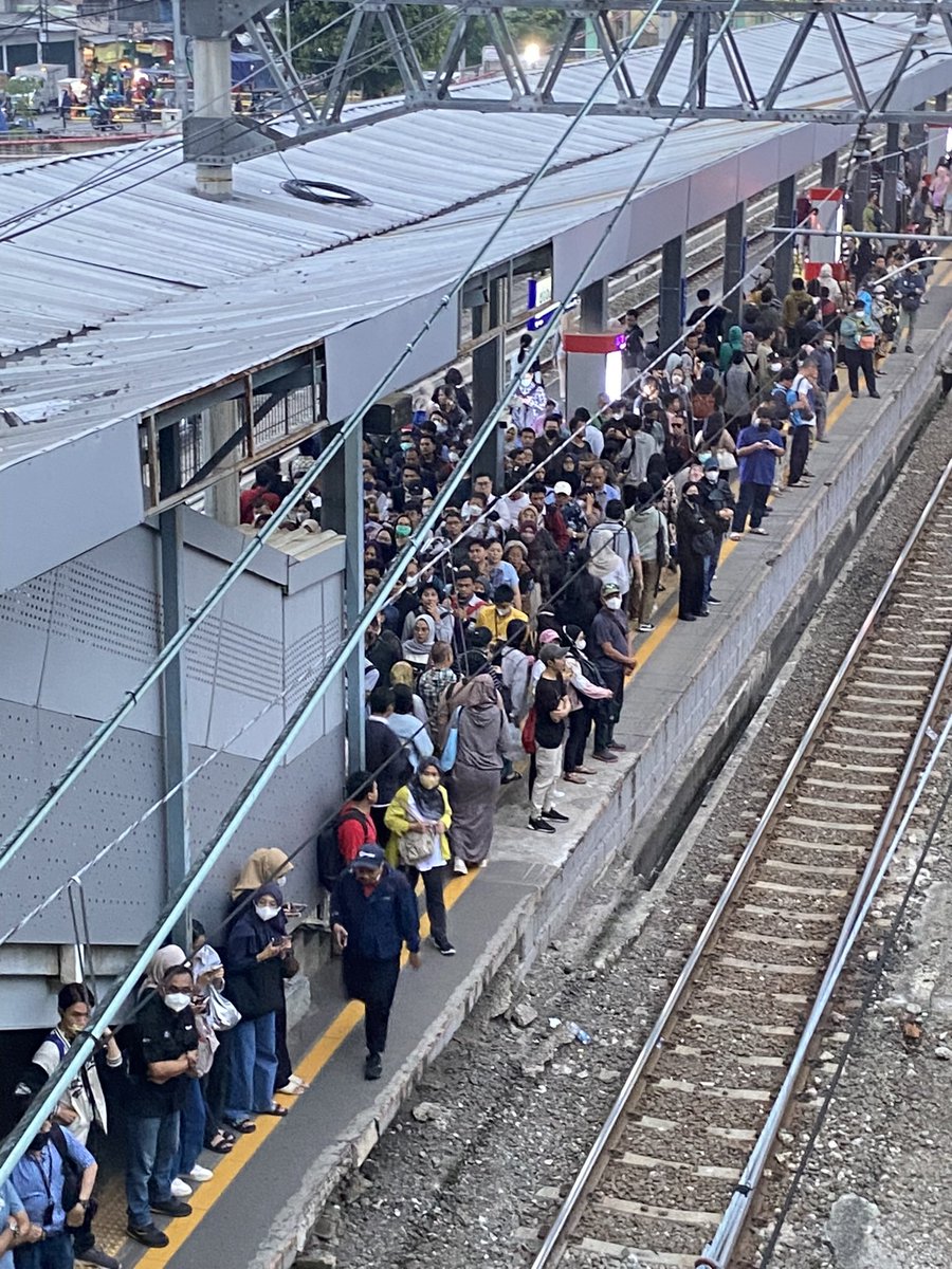 M_Renata24's tweet photo. Maaf mau tanya @KAI121 apakah stasiun duri masih layak jadi stasiun transit ya? Soalnya kecil banget jalannya. Hampir tiap kali naik di sini selalu harus ketinggalan 1 kereta cuma karena jalan turun itu terhambat karena ada orang orang yang mau naik juga. https://t.co/a6R8iw9Ov7