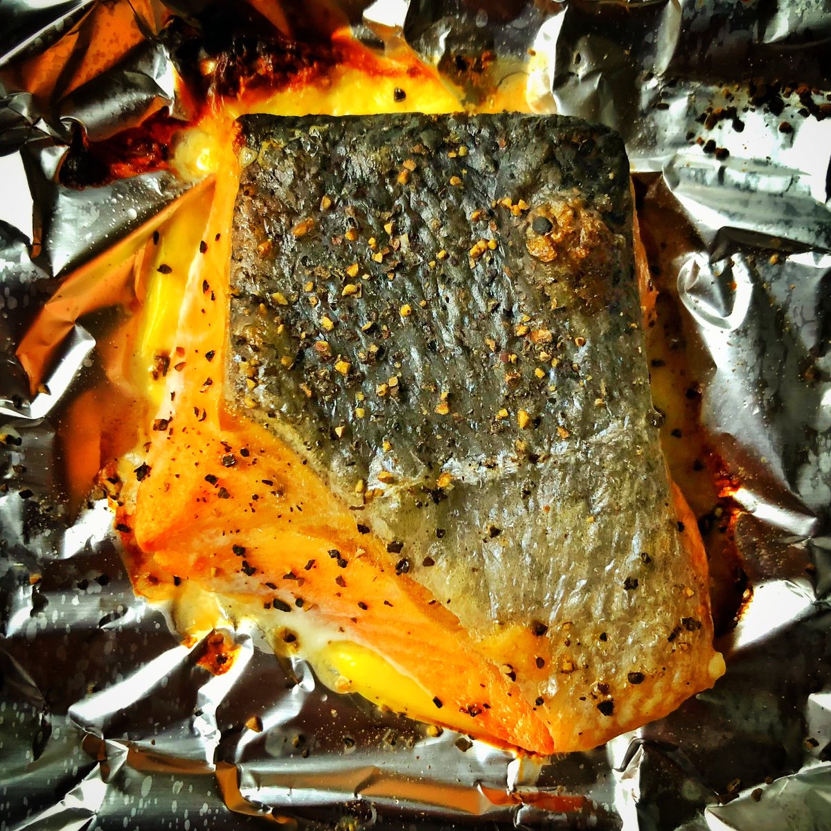 kikutaroid's tweet photo. 焼魚
#鮭 #アラ #salmon #bonypartsof #lightlyseasoned
#マヨネーズ #mayonnaise #little
#粗挽き胡椒 #coarsegroundpepper #sprinkle
#ovengrilling
#お弁当 #bento https://t.co/Nd9IAA7NVX