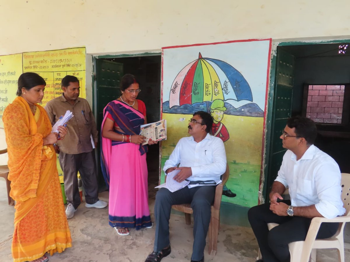 DCDeoghar's tweet photo. देवघर के सलौना टांड के प्राथमिक विद्यालय स्थित मतदान केंद्र में मतदाताओं की सुविधाओं हेतु न्यूनतम सुविधाओं की उपलब्धता का मुख्य निर्वाचन पदाधिकारी ने किया निरीक्षण।
@ECISVEEP @ceojharkhand @DeogharPrd https://t.co/MvQX9m6MzS