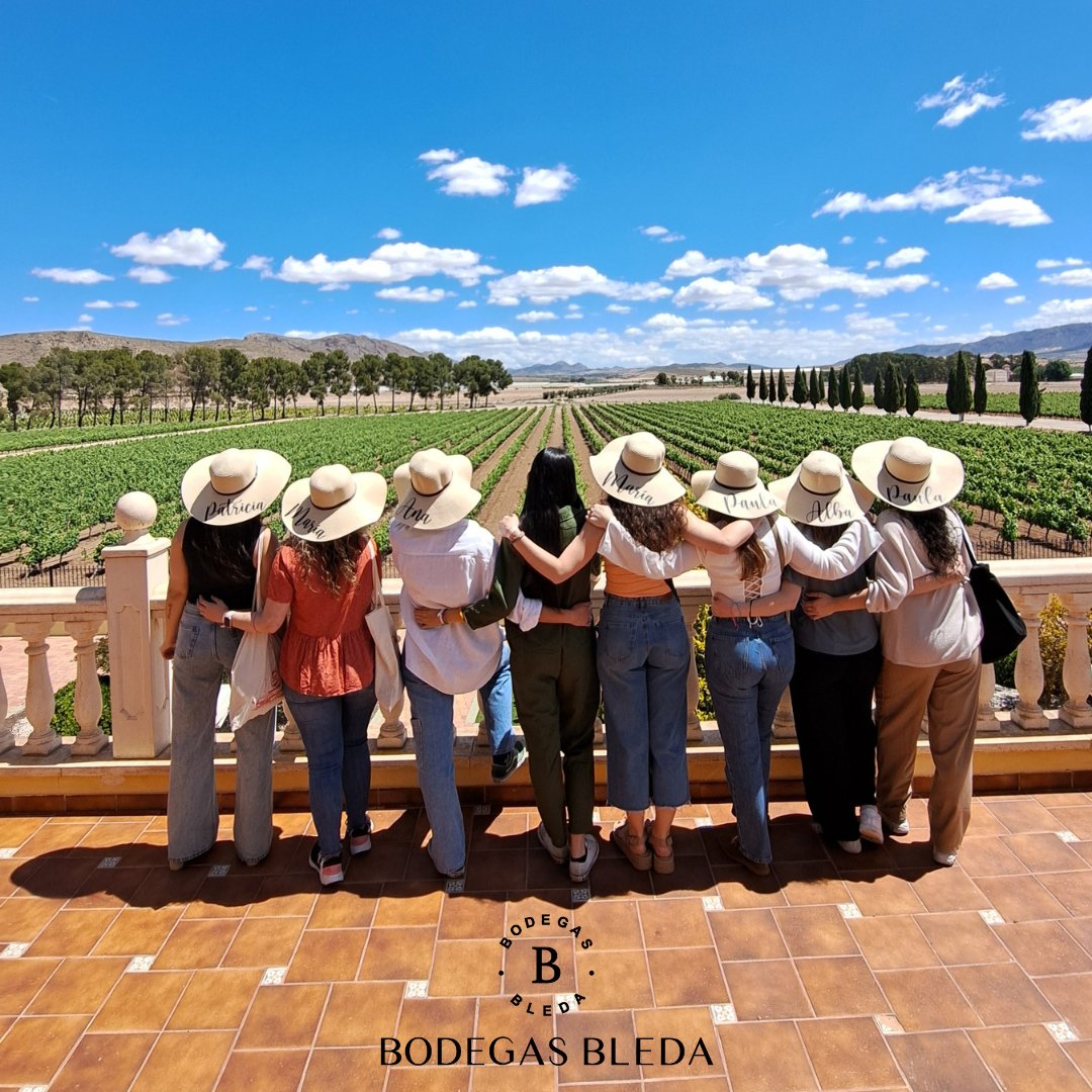 Este fantástico grupo de amigas, eligió vivir una experiencia única de #enoturismo en #BodegasBleda para comenzar su fin de semana de despedida de soltera.
Si quieres conocernos más y mejor puedes:
✉️Mandar un email: enoturismo@bodegasbleda.com
📲Escribir por Whatsapp: 604403543