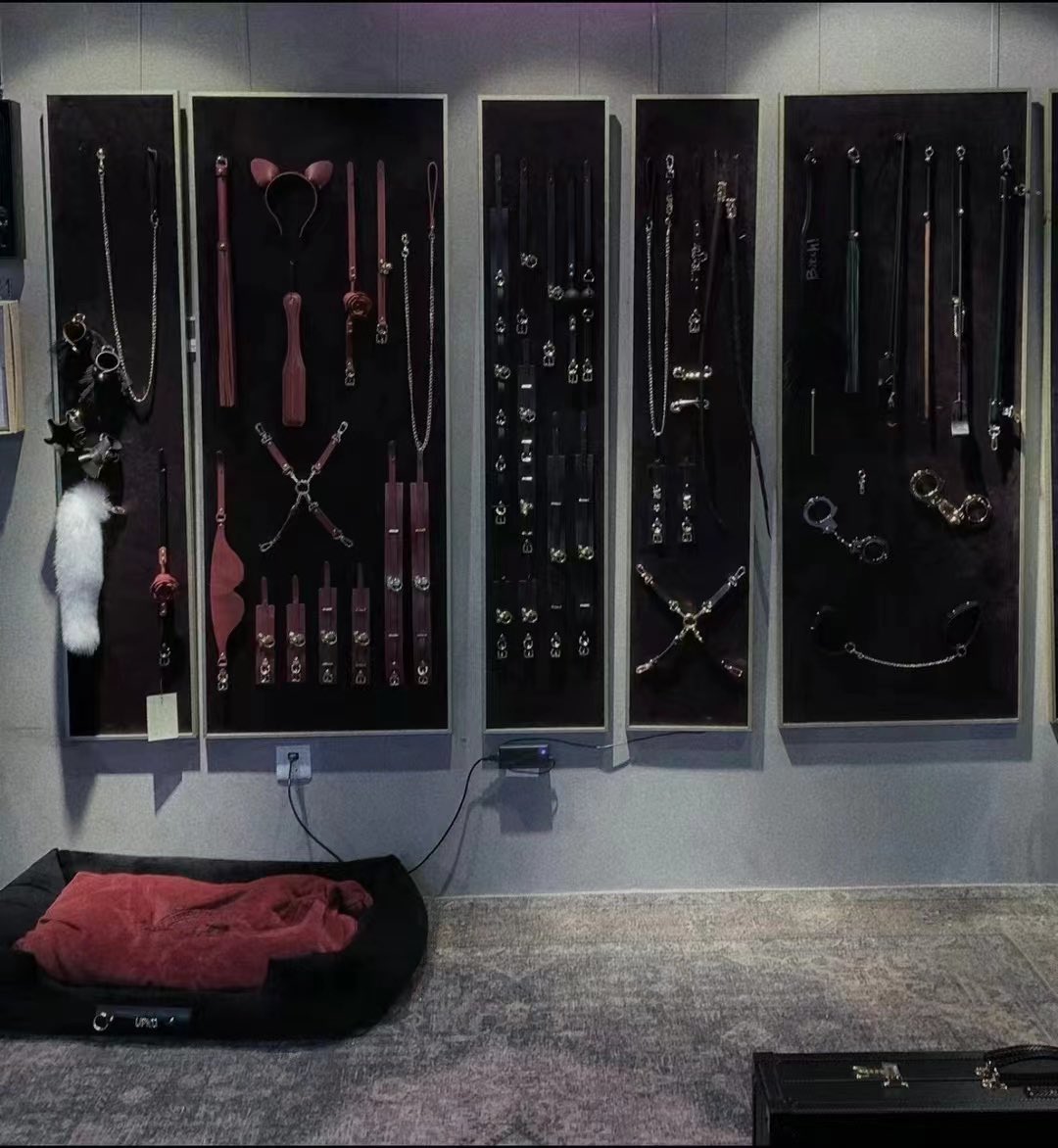 每個人都有野獸封印在心中，都有魔鬼深鎖在眼眸。

一絲久違的感覺蠢蠢欲動，想起以前的收藏品。居然有點想念放在手上的質感。

還是壓下來，冷靜。