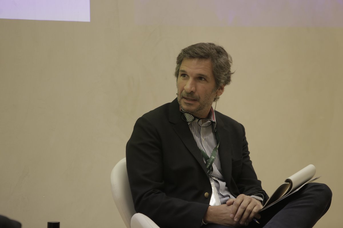 EySMunicipales's tweet photo. 🗣️ "Hoy la infraestructura gris debe necesariamente complementarse con la #infraestructuraverde, hito que ya hemos logrado establecer", celebra Sandro Lara, CEO de #RIVERSA. "No obstante, el reto actual es saber cómo mantener y hacer sostenible el aumento de las zonas verdes, adaptando las estrategias a la idiosincrasia y recursos de cada ciudad, con una firme apuesta por la #digitalización y la electrificación de los servicios, agrega.