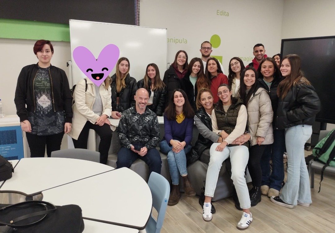 Girls4STEMVLC's tweet photo. Nuestra #ExpertaSTEM doctora en biotecnología, Cecilia Picazo, visitó el centro CIPFP La laboral Sagunto.
Y pudieron conocer el día a día laboral de una investigadora. ¡Gracias por contarnos tu experiencia! https://t.co/PuWX5X59Zq