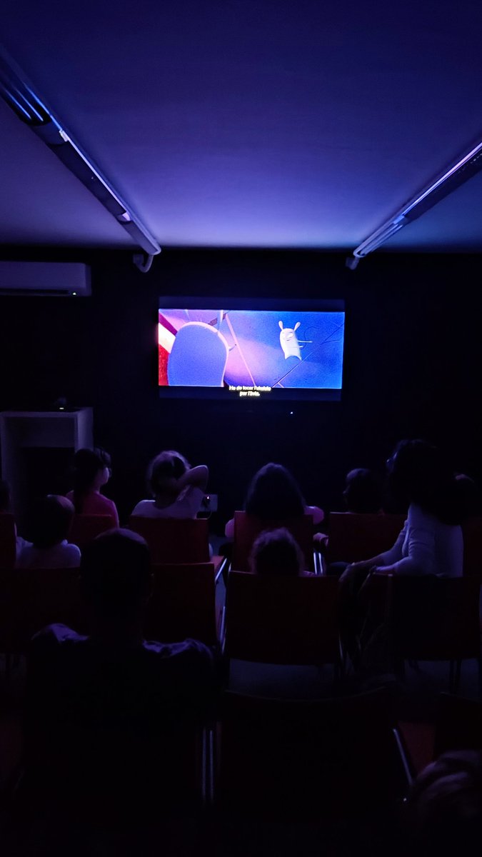 🟠 Estrenem el cinema en família a la Sala audiovisuals. La primera projecció va ser 'Yuku i la flor de l'Himàlaia'. Yuku, una jove ratolineta, abandona a la seva família per a anar a buscar aquesta flor amb llum eterna i oferir-l'hi a la seva àvia.
<a href="/BCN_LesCorts/">Les Corts</a>