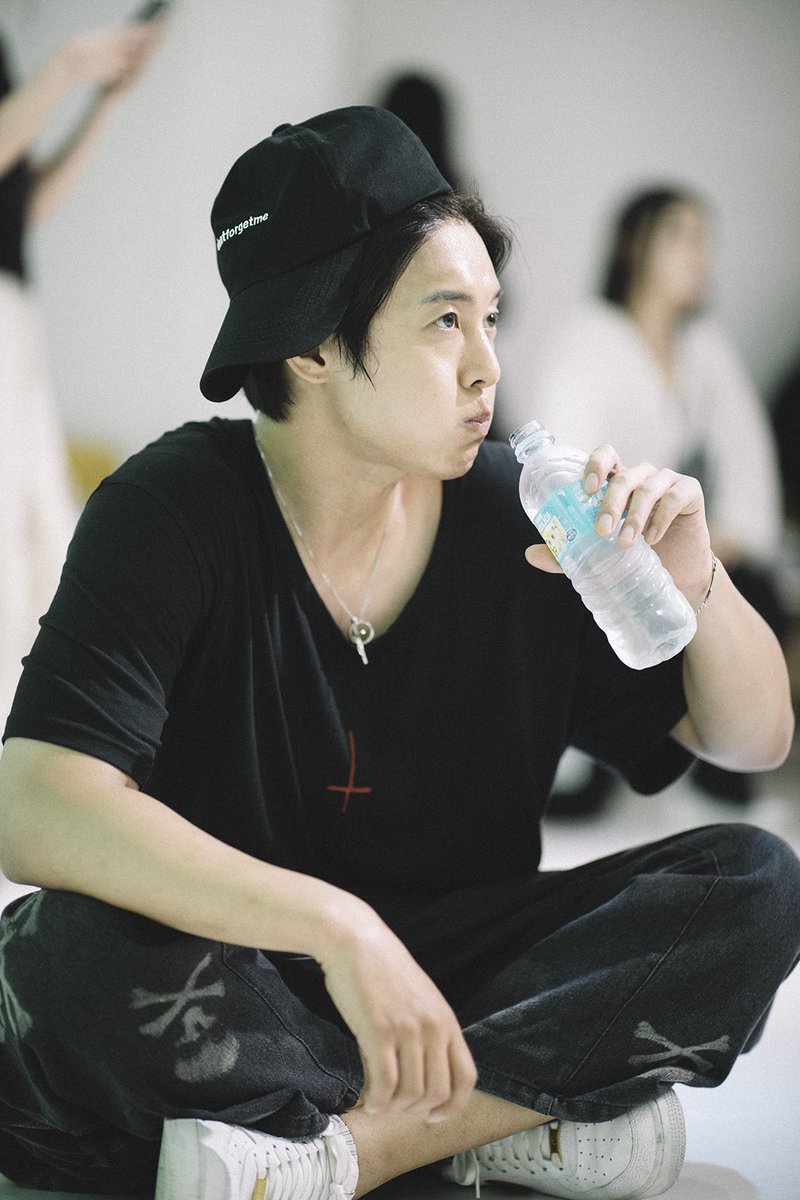 khj_heneciatwt's tweet photo. 라스트 댄스를 위해서 하루하루 열심히 연습 중입니다. 역시 다이어트는 댄스가 최고라고 느낍니��. 헤네치아 팬 여러분들의 기대에 더욱더 하루하루를 열심히 하니까 좀만 기다려주세요

#Kimhyunjoong #last #dance #concert
#thelastdance https://t.co/YxALuAZqml