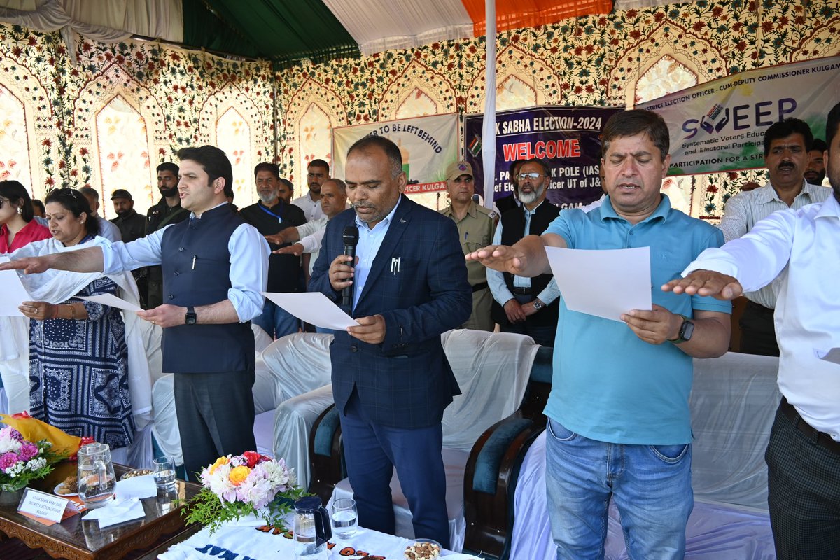Mega Voter Awareness Program was organised today by District Election Office #Kulgam at famous Aharbal Resort. Huge number of people participated in the program. CEO UT Shri PK Pole was the Chief guest. DC/DM Kulgam Shri Athar Aamir Khan was also present. @ECISVEEP @ceo_UTJK