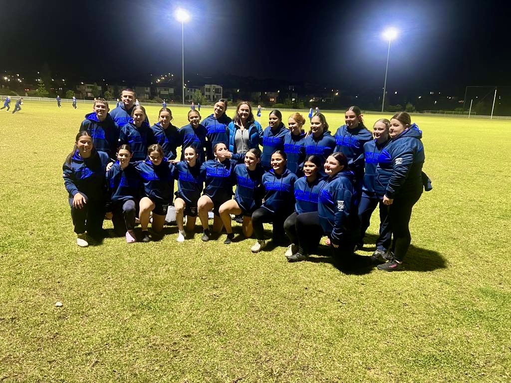 MindMyMarketing's tweet photo. Tonight I had the pleasure of presenting the U13 girls of Brothers Penrith Rugby League Club with their winter uniforms, sponsored by Mind My Marketing. What a fantastic bunch of girls. Good luck for the season girls! 🏈 https://t.co/Tw1aOO3xvK