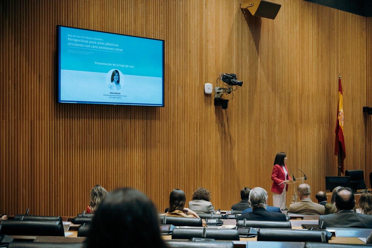 PlasticsEuropES's tweet image. ➡️Colaboración y un marco regulatorio estable y favorable. Estas fueron algunas de las principales conclusiones del evento que hemos organizado en el @Congreso_Es, para presentar el #PlasticsTransitionRoadmap a las instituciones públicas.

Un debate muy interesante junto a…