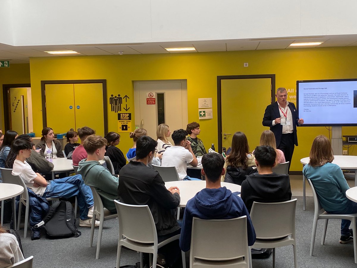 More people than ever will vote this year! 🌍🗳️ Professor @JonDavis73 from @KingsCollegeLon captivated our students with insights on the upcoming elections, emphasising the importance of political engagement, even if you can't vote. You're never too young to shape your future!