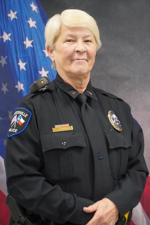 TXPoliceChiefs's tweet image. Congratulations to certified TPCA Law Enforcement Command Officer recipients #74-75, Lieutenant Georgiana Cleverley of the Gatesville Police Department and Assistant Chief Dan Zientek of the @HumblePoliceDep. #LECOP #TPCA #TexasDifferent