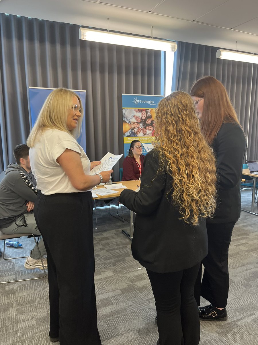 Final round 🛎️ @AlvaAcademy S3 pupils came prepared with loads of questions for our employers to find out about careers and apprenticeship opportunities to better prepare themselves for the future🙌🏻 #ClacksApprenticeshipEvent
