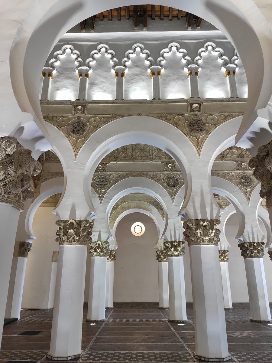 🕎Visita la #judería de Toledo y conoce estos dos iconos de la ciudad 🟤Sinagoga del Tránsito (@MuseoSefardi) ⚪️Sinagoga de Santa María la Blanca (@SinagogaToledo)