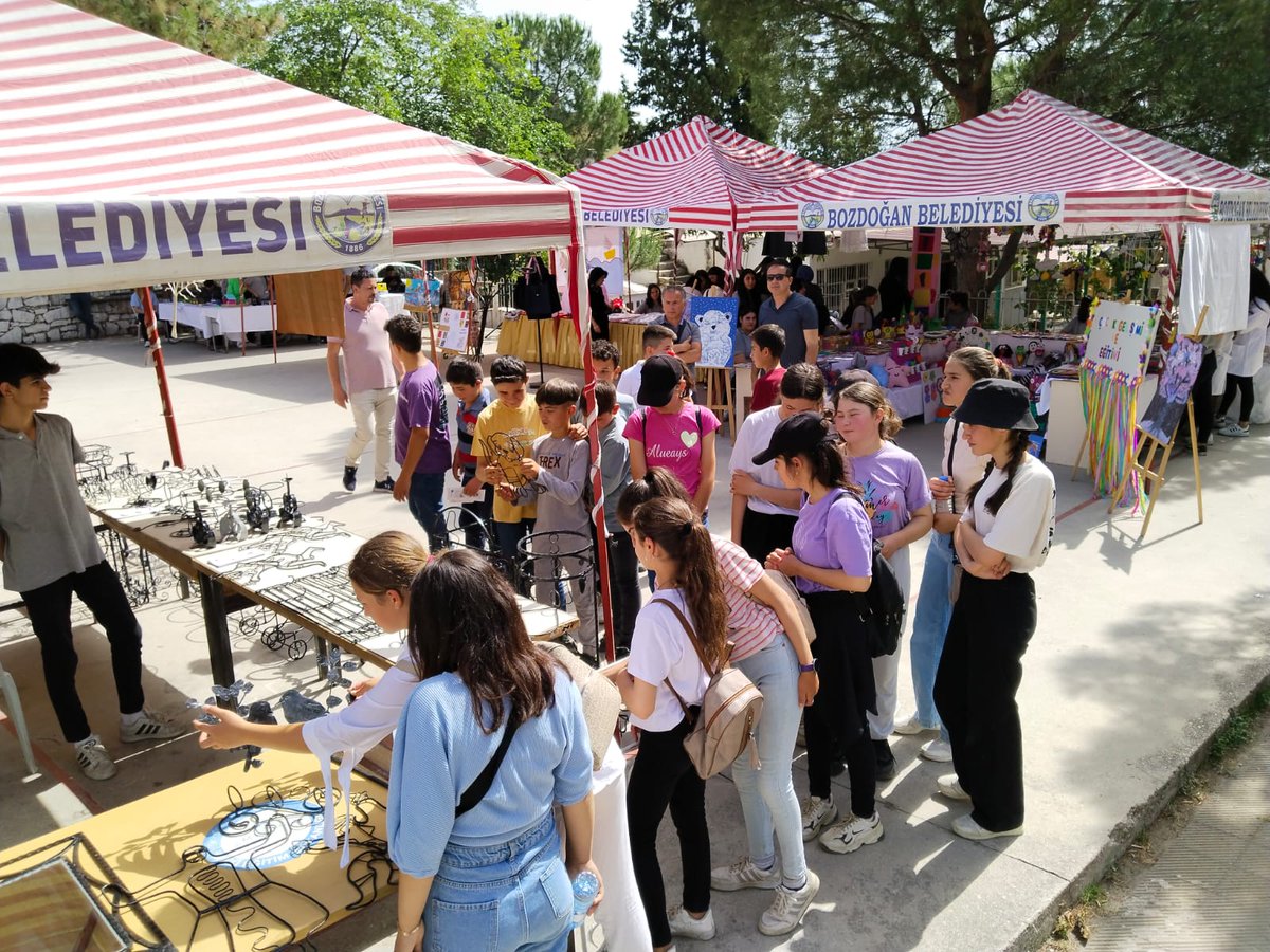 bozdoganmtal's tweet photo. Öğrencilerimiz ve  Öğretmenlerimiz tarafından yıl boyunca atölyelerimizde üretilen ürünlerin ve projelerin sergilendiği YIL SONU SERGİMİZ başarıyla gerçekleştirilmiştir.
@Aydin_MEM
@BozdoganIlce 
@MehmetMadran09 
@veyselkasapoglu 
@necipteker 
@yunusgul09 https://t.co/WlPrc5hdJc