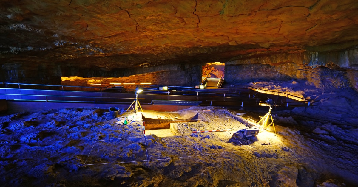 Discover 100+ sites with engravings & cave paintings🖌️on #Spain's Prehistoric Rock Art Trails.🛣️ Can you guess how many of Spain's rock art sites are #UNESCO World Heritage Sites? a) 2 b) 4 c) 5 👉 tinyurl.com/3uvttm68 #VisitSpain #SpainRoutes #SpainArt #YouDeserveSpain