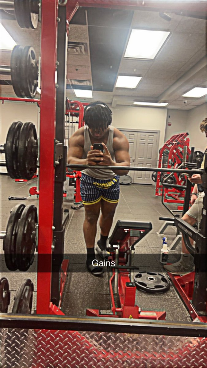BranchTavian's tweet photo. Upper body bench day (400 bench) 375 for 2⭐️ #benchday https://t.co/8UeEq8z8Wa
