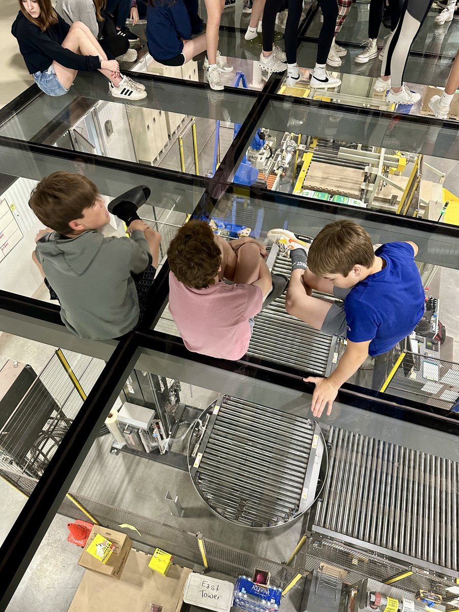 hhschuskies's tweet photo. Last week, over 200 7th grade and 15 8th grade Ag students from HHMS enjoyed an immersive experience at @BecksHybrids, in Atlanta, Indiana. Read the full story here: https://t.co/2vdDccQCMQ https://t.co/uqjUS2Swaq