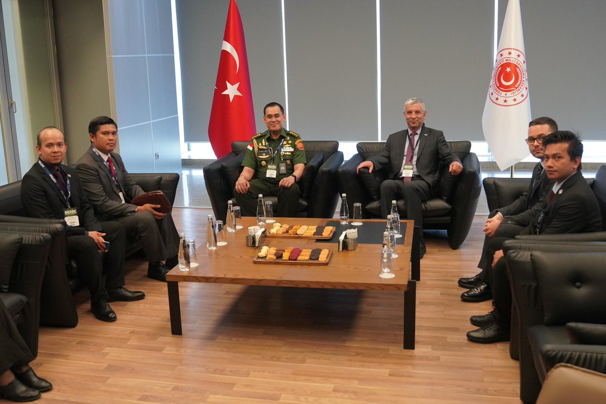 MSB_ASFAT's tweet image. Türkiye’nin ilk ve tek Anayurt ve Sınır Güvenliği Fuarı #SEDEC’te yerli ve yabancı temsilciler ASFAT’a yoğun ilgi gösteriyor. Birçok üst düzey heyeti ağırladığımız standımızda Endonezya Büyükelçisi Sn. Achmad Rizal Purnama standımızı ziyaret ederek ürünlerimiz hakkında bilgi