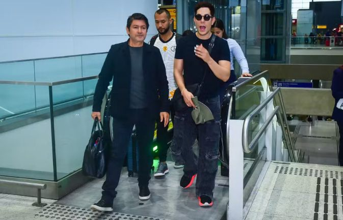 rbdmaniaco's tweet photo. BRASILEIRO! Christian Chávez, do RBD, desembarca em SP para série de compromissos no Brasil. 

Artista chegou ao aeroporto de Guarulhos acompanhado de seu empresário e atendeu fãs fazendo fotos e distribuindo autógrafos