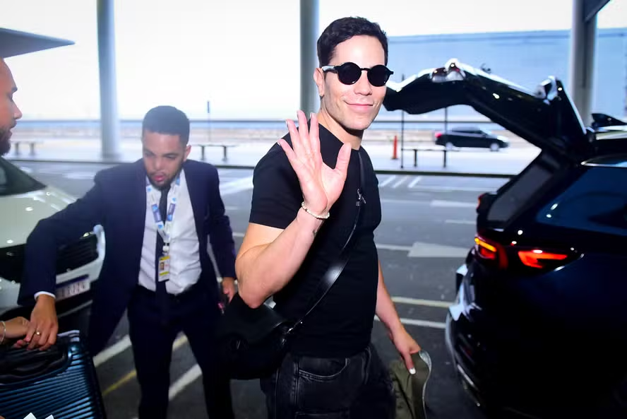 rbdmaniaco's tweet photo. BRASILEIRO! Christian Chávez, do RBD, desembarca em SP para série de compromissos no Brasil. 

Artista chegou ao aeroporto de Guarulhos acompanhado de seu empresário e atendeu fãs fazendo fotos e distribuindo autógrafos