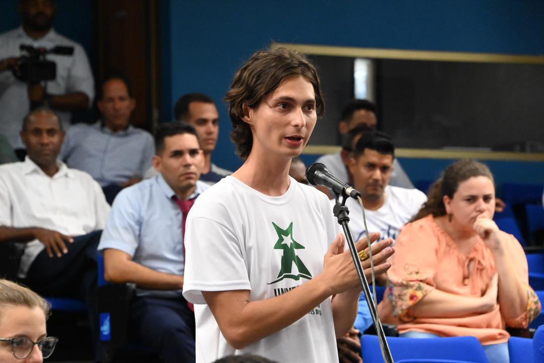 Hace unos días nos reunimos con el Buró Nacional de @UJCdeCuba, ayer estuvimos con jóvenes que hacen ciencia para crear el Consejo de Innovación Juvenil. Da confianza y renueva compromiso cada vez que estamos con ellos. Como les dije el sábado, ustedes tienen que marcar la pauta.