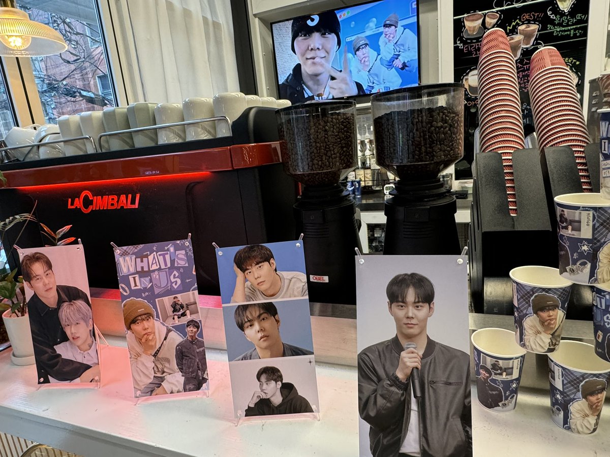 LOVEJSH0119's tweet photo. 준성이를 위한 카페 너무 고마워요.정말 이뻐요. 선물도 너무 이쁘고 잘 쓸게요!언니들 마음 써줘서 다시 한 번 고마워요!다음에 사진 필요하시면 언제든지 연락주세요🫶🫶🫶

#WHATS_IN_JS https://t.co/tLmZviLJ5t