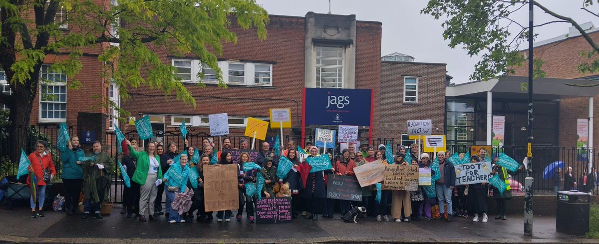 NEUindeSector's tweet image. Solidarity with our members forced to take strike action today at JAGS.
That is an amazing photo which shows the commitment and resolve of your members to make a stand for what they know is right.
Stay strong and stay together.
#ValueEducators