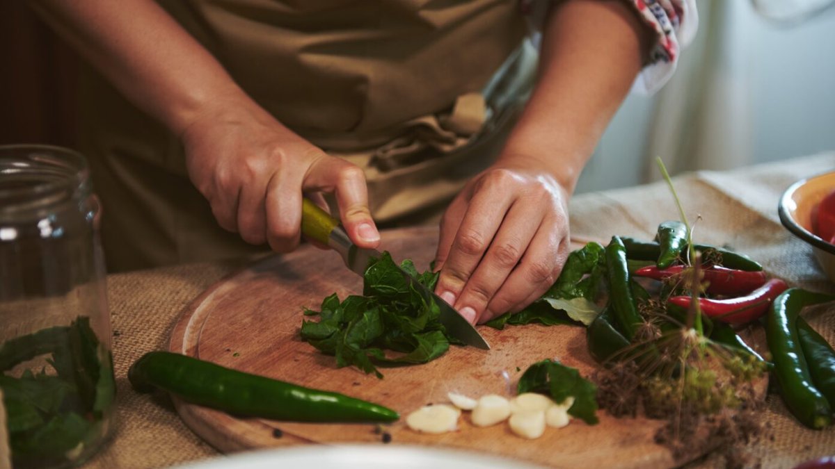 When disaster strikes, cooking becomes a daunting task! Come along to this workshop to learn timeless, nutritious, and tasty recipes! 🥘 Bring your kids and grandparents for a fun culinary adventure! 📅Sat 8 June, 10am-4.15pm 📍UoM Students' Union 🎟️universallymanchester.com/event/crisis-c…