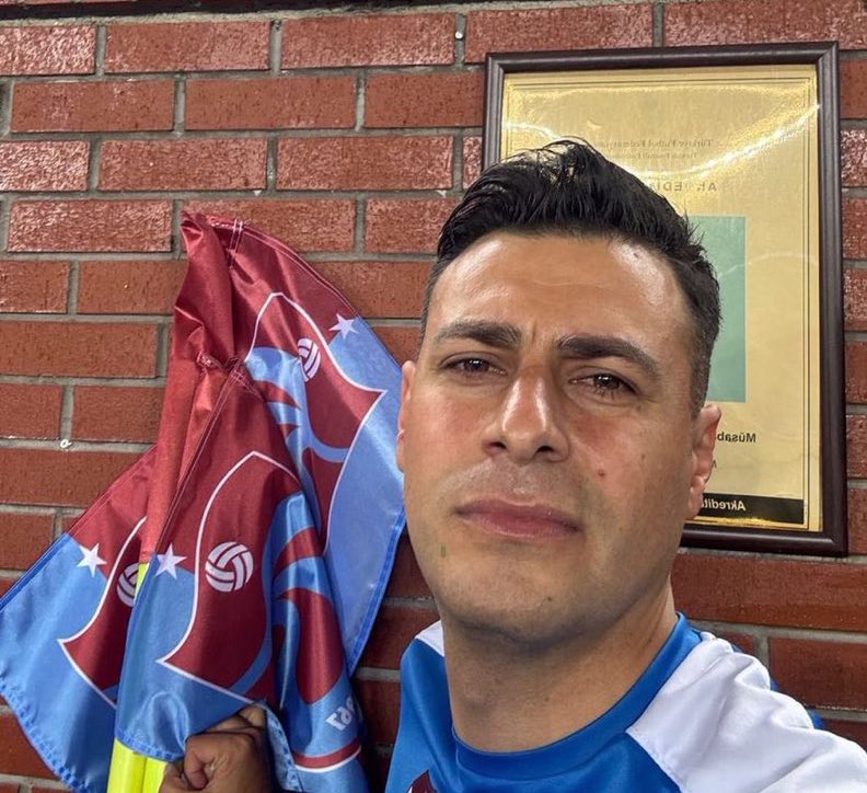 Trabzonsporluların bile "bu hakem Trabzonsporlu" dediği yerde 

Bu kadar karaktersizce karar verilir mi?

Badem bıyıklı OE