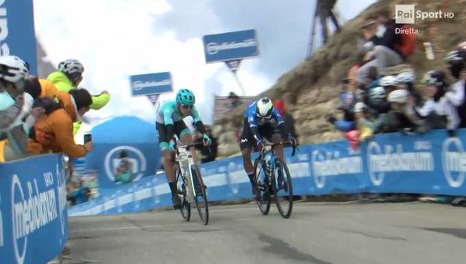 Pellizzari venció ayer en sprint de llegada a Daniel Felipe Martínez y hace poco a Nairo en la “Cima Coppi”, a 10 klms de la salida. Hay 7 corredores en acción sumando a Alaphilippe,Caruso,Bardet entre otros con escasa ventaja al pelotón