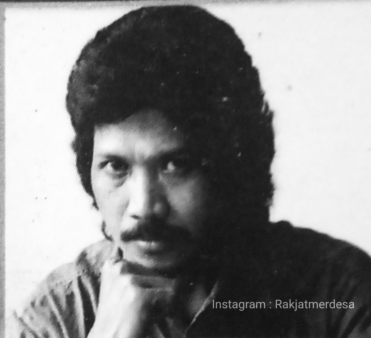 Hari ini 22 Mei 1998,satu hari berselang stlh presiden Soeharto mengundurkan diri, Cak Nun mengambil keputusan utk tdk meneruskan aktivitas Reformasi yg sblmnya di lakukan hingga ‘mengawal’ penjarahan,tiap hari di Trisakti,mendoakan 3 hari, 7 hari &amp; 40 hari peringatan para korban