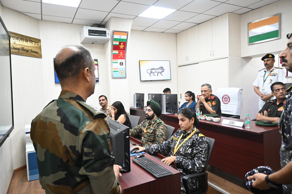 HQ_IDS_India's tweet image. General Anil Chauhan, #CDS witnessed the conduct of '𝐄𝐱 𝐂𝐲𝐛𝐞𝐫 𝐒𝐮𝐫𝐚𝐤𝐬𝐡𝐚-𝟐𝟎𝟐𝟒', a comprehensive integrated multi organisation exercise, aimed to further develop #CyberDefence Capabilities &amp;amp; work towards a unified &amp;amp; robust Cyber Defence Framework.
#CDS highlighted