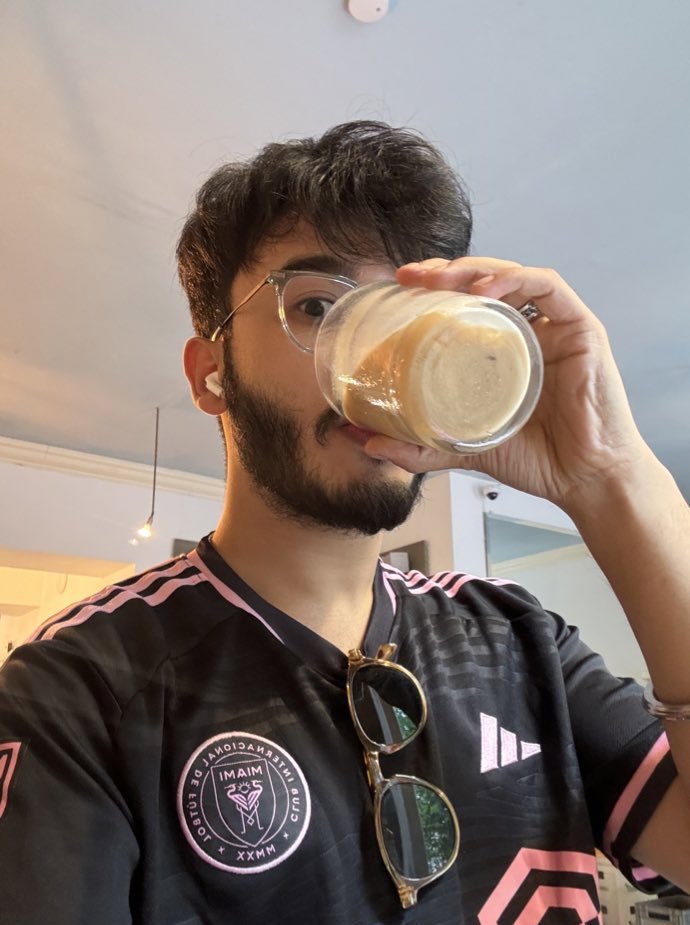 darrkeaaage's tweet photo. Going to cafés alone is the highest level of free therapy. https://t.co/nNfWcvW5aH