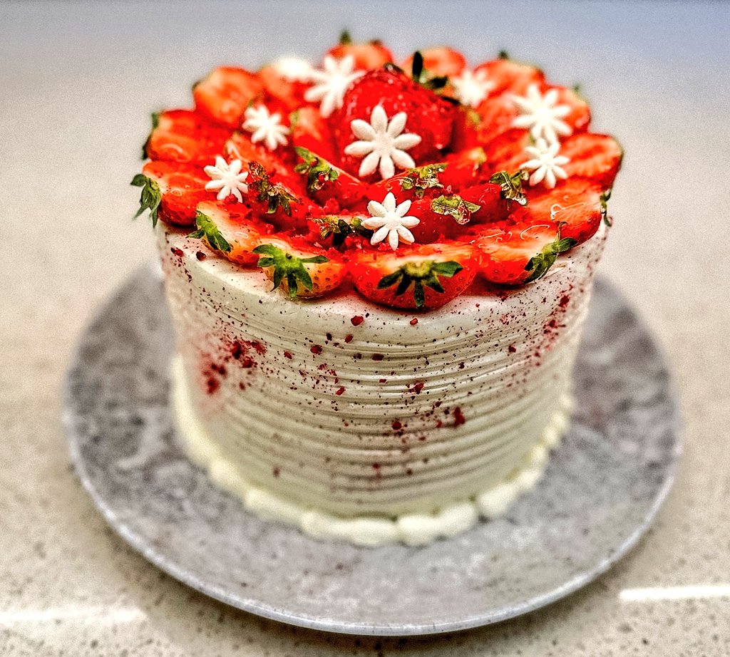 Summer flavours & freshness! 🍓 Strawberries & Cream Victoria Sponge Cake for a recent Birthday Celebration at Old Street! Fluffy & light Vanilla Sponge layers filled with Pastry Chef, Alex França's housemade Strawberry Jam, Vanilla Whipped Cream, and Fresh Strawberries! @alx_ff