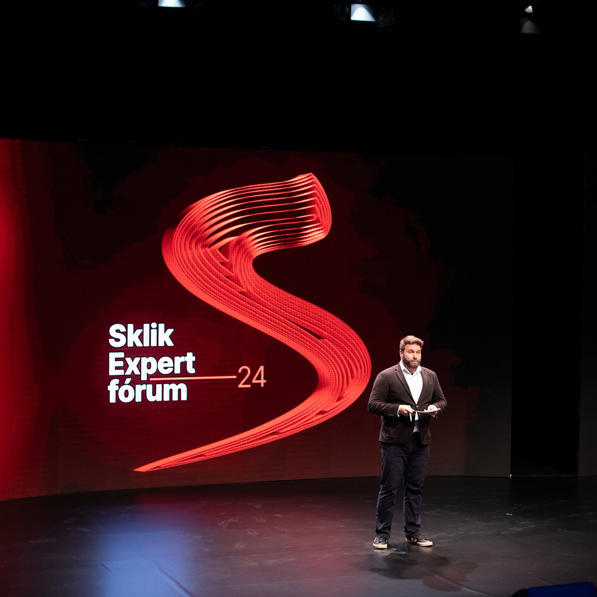 Sklik's tweet image. Sklik Expert fórum 2024 je tady! 🎤 V pražském DOX+ právě začíná #SEF2024 nabité přednáškami a diskuzí na téma novinek v reklamním systému Sklik i trendů v online marketingu. Akcí vás budeme živě provázet, tak nikam neodcházejte. 🍿