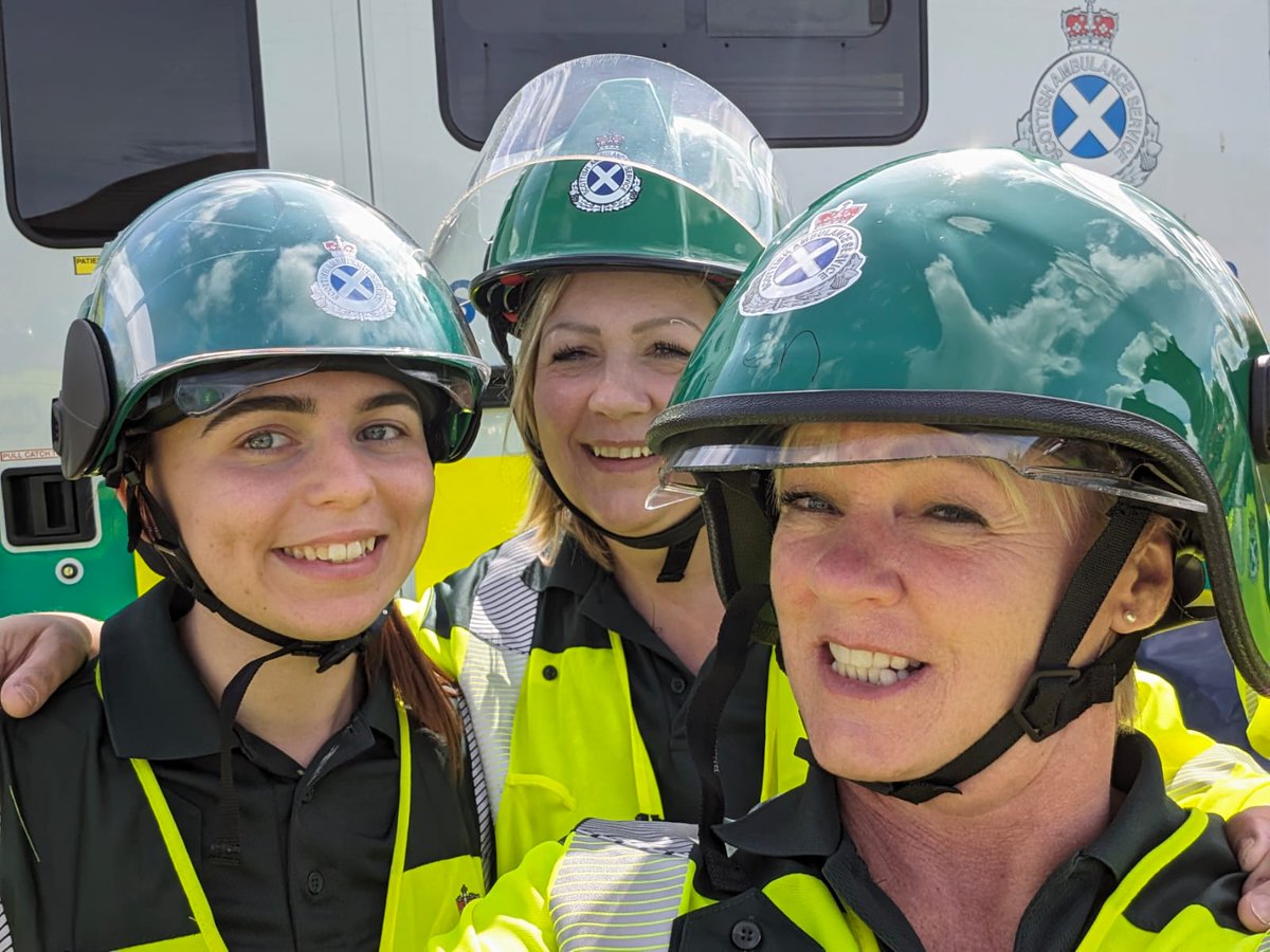 Red Watch training with the Ambulance technician students from Elgin College. A fantastic day, Great partnership working, very beneficial to both services. #teamwork Super effort from all 😎 🚒🚑 @fibee13 @theortusgroup @Scotambservice @UHIMoray @fire_scot @toshie48 @Big_Hendo13