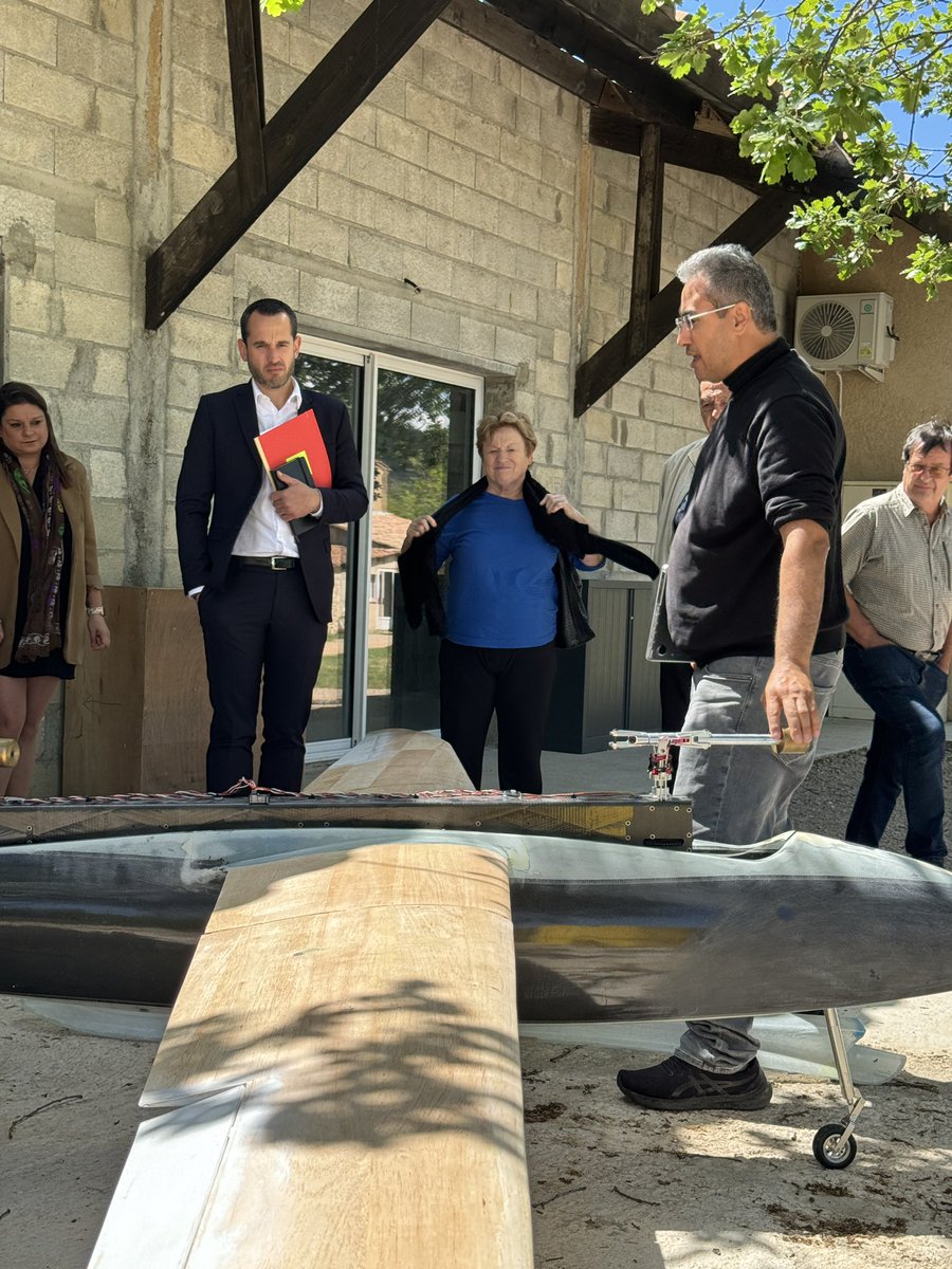 À Pourrières, j’ai visité les installations du Centre régional ressource drone et assisté à la construction des aéronefs d’@atechsys21651. Les usages des drones civils et militaires vont exploser. Soutenons une filière française et européenne face aux acteurs turcs et chinois !