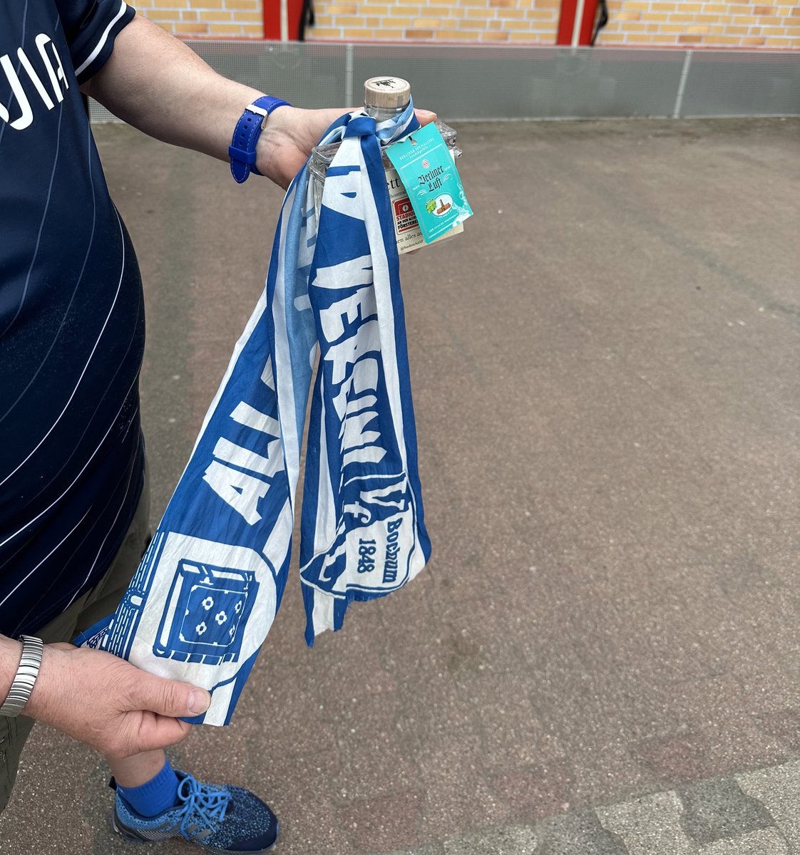 maramuster's tweet photo. Der Glücksbringer wurde samt Zielwasser soeben erfolgreich an die @Bo_Botschaft übergeben. 

Wir sehen uns nächste Saison dann wieder in Köpenick! 

#meinvfl #vflbochum https://t.co/BTBPpisw8L